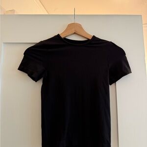 Skims Black Tee shirt